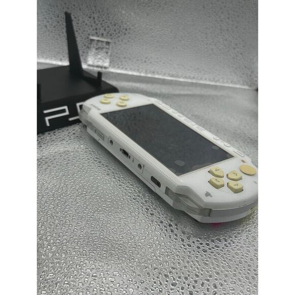 White psp 1000 w/charger - Picture 4 of 9